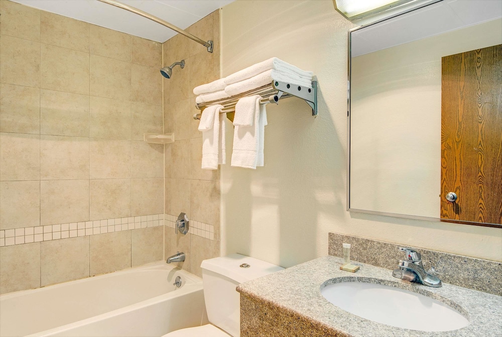 Super 8 By Wyndham Stamford/New York City Area 10/24