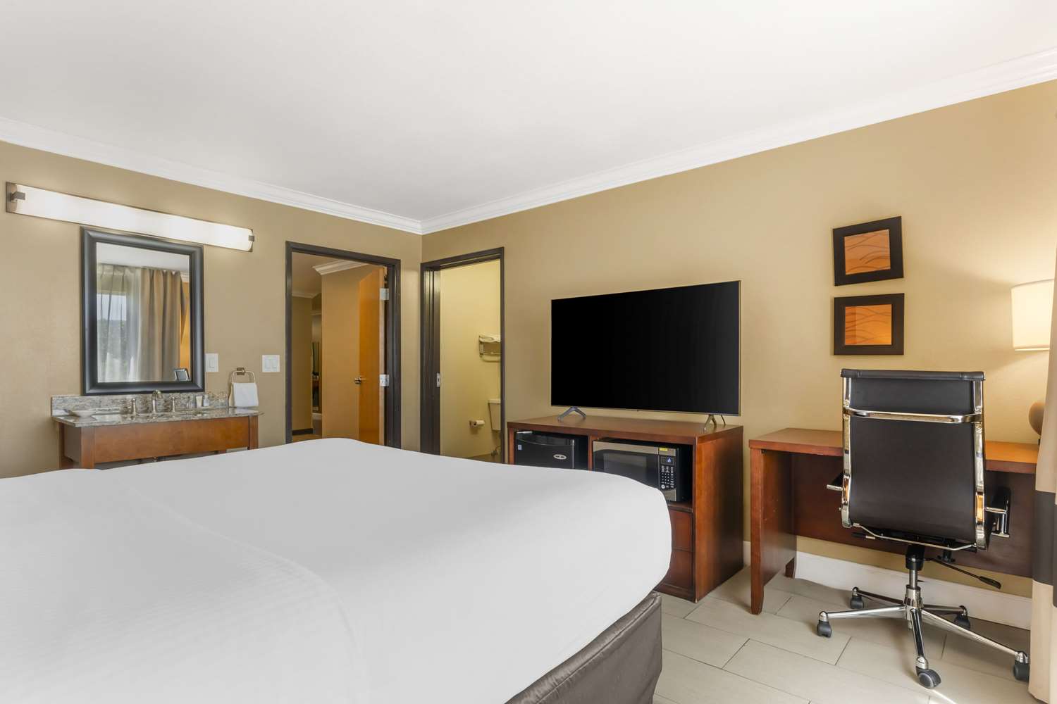 Comfort Inn & Suites Redwood Country 8/13