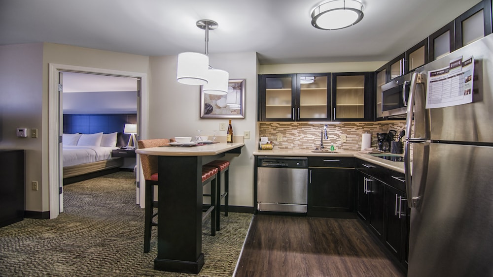 STAYBRIDGE SUITES MARQUETTE 66/82