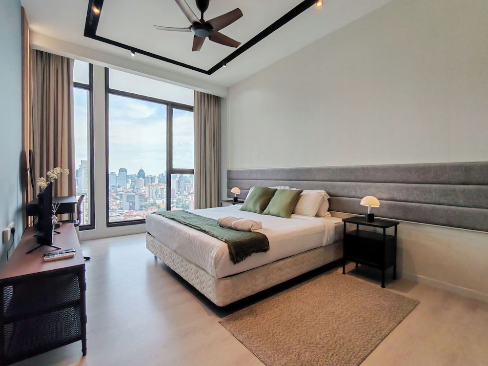 Skyline, Modern, Sanctuary, Deluxe, King Bed، Expressionz KLCC by Wodages 3/10