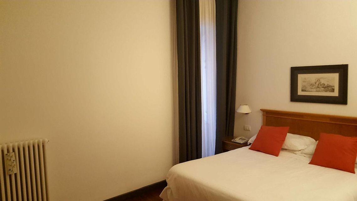 ROOM, DOUBLE OR TWIN BED