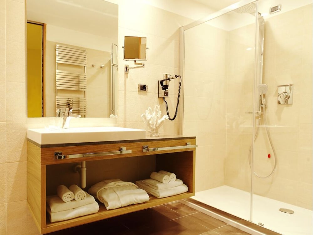 Comfort, Family, King and Twin Beds, Front View, Balcony