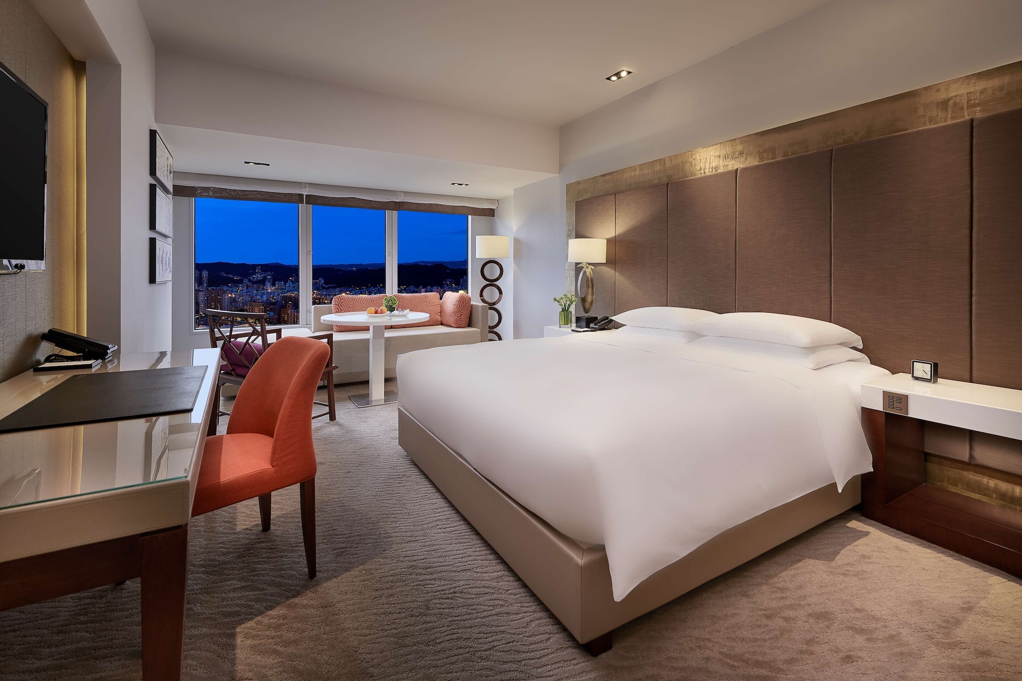 DELUXE, KING BED
