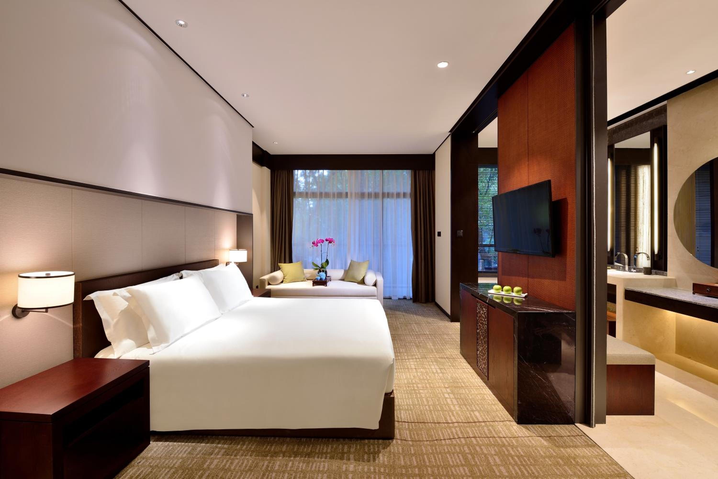Deluxe, King Bed, Queen Bed, North View