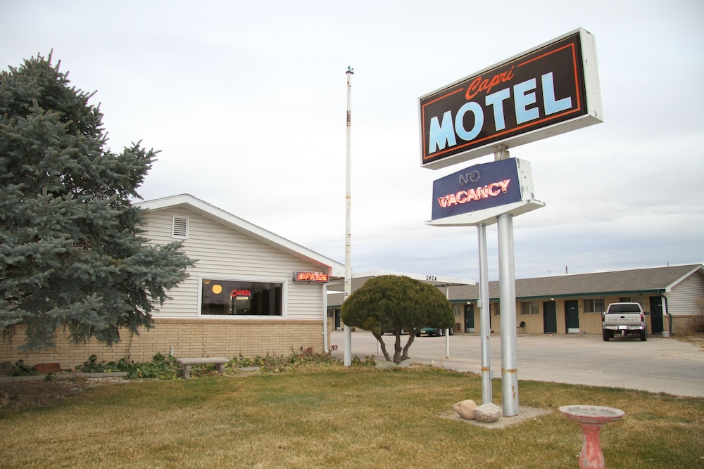 Capri Motel 45/52