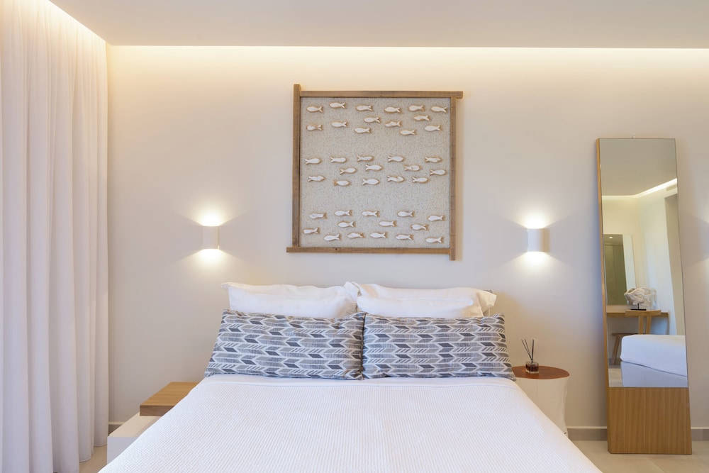SUPERIOR, 2 DOUBLE BEDS, PARTIAL SEA VIEW, OUTDOOR JETTED TUB, PRIVATE GARDEN