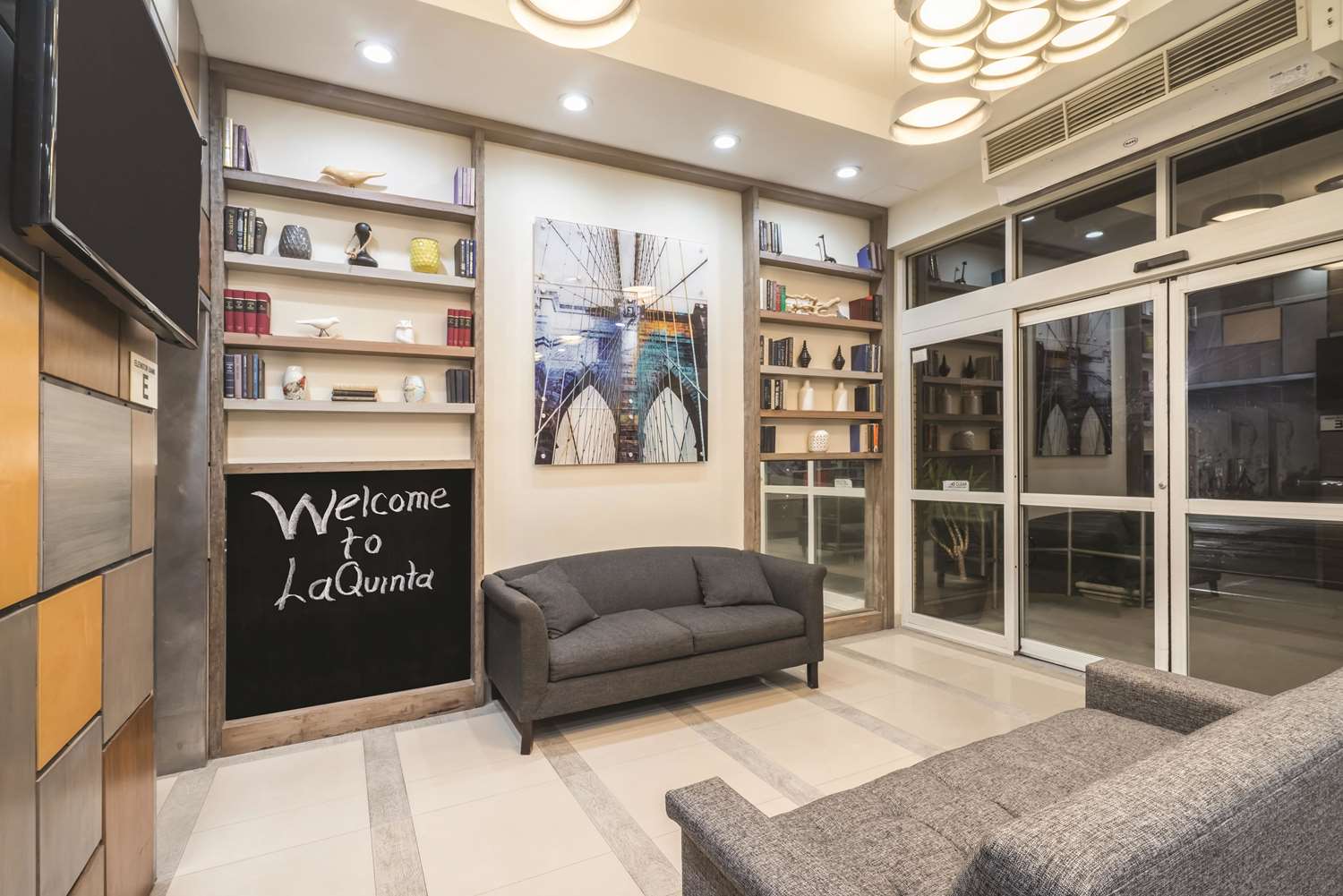 La Quinta Inn & Suites by Wyndham Brooklyn Downtown 14/24