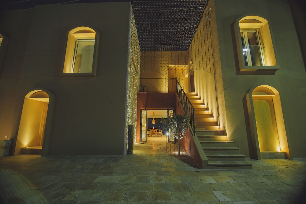 The Theodore Boutique Hotel 24/50