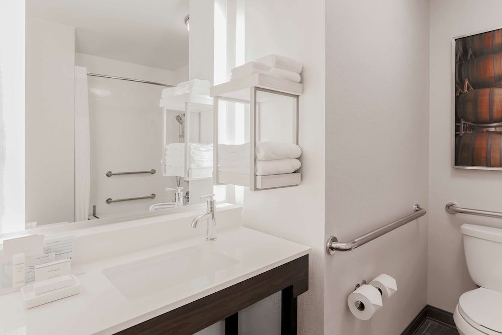 Hampton Inn & Suites Windsor - Sonoma Wine Country 16/40