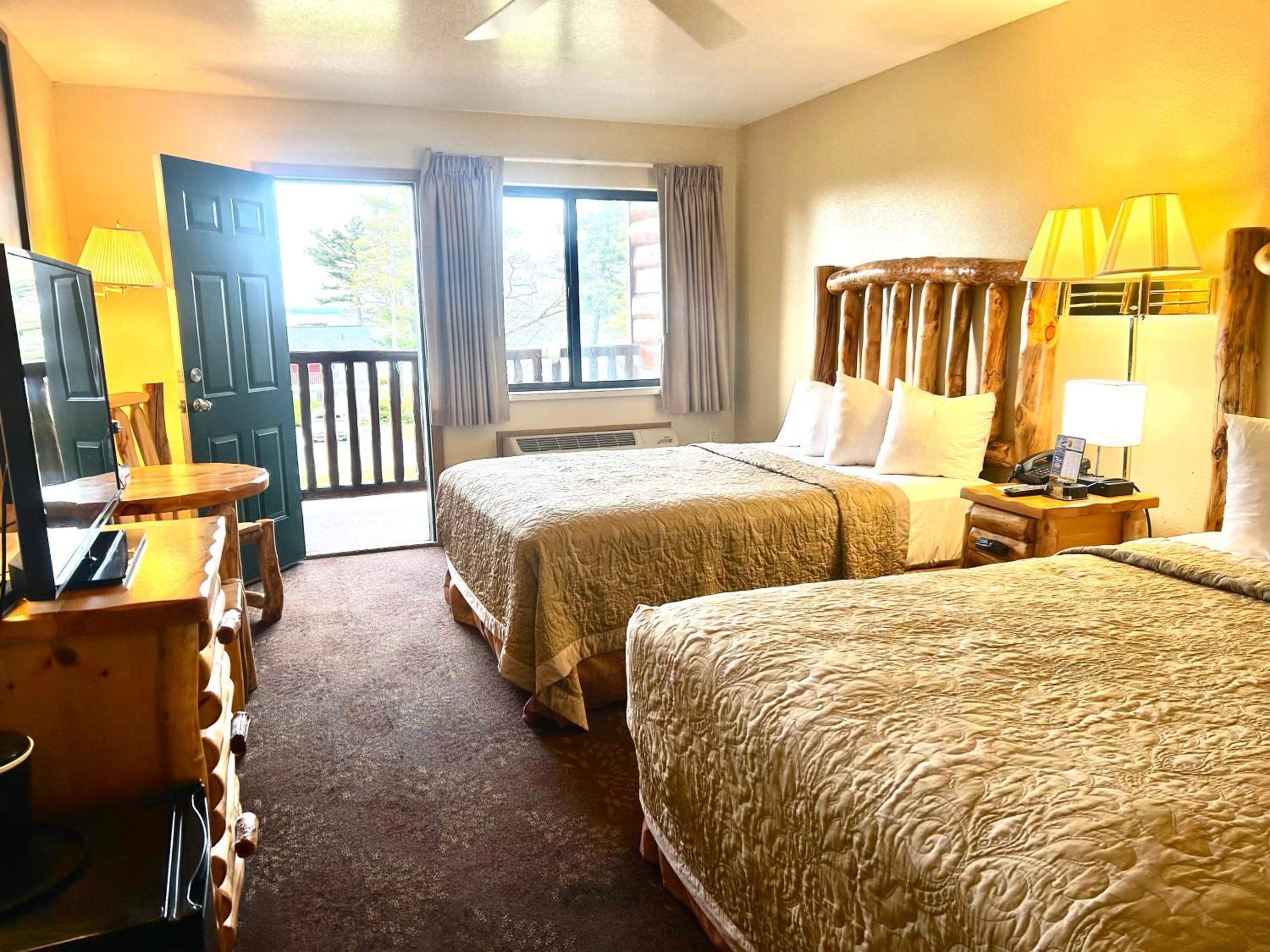 Room, 2 Queen Beds, Park and Lake View