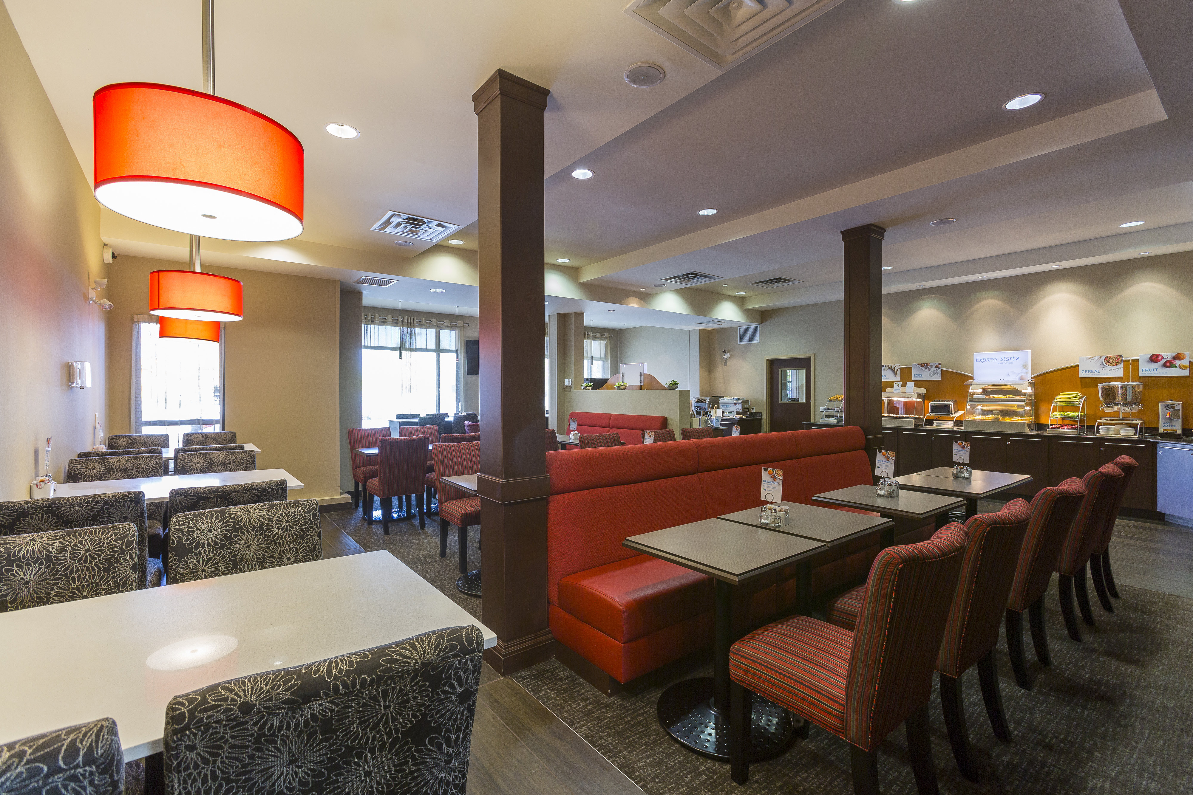 Holiday Inn Express Suites Riverport 64/76