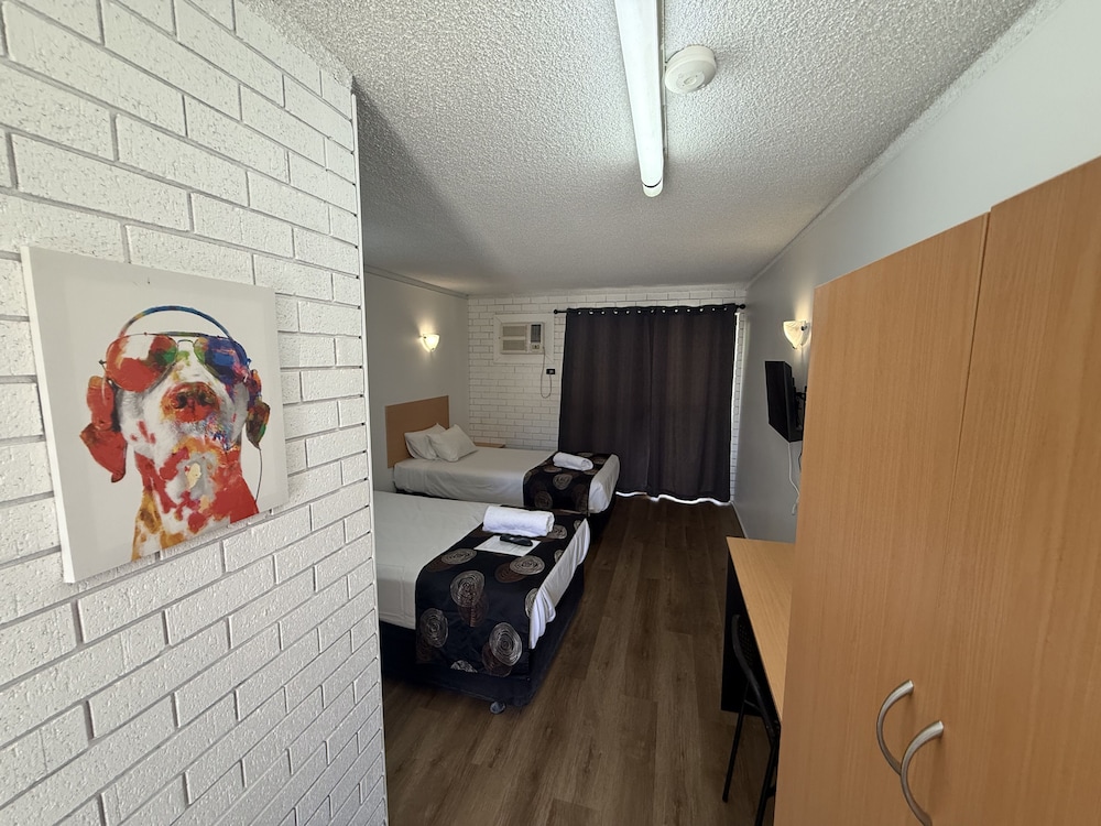 Budget Motel 16/46