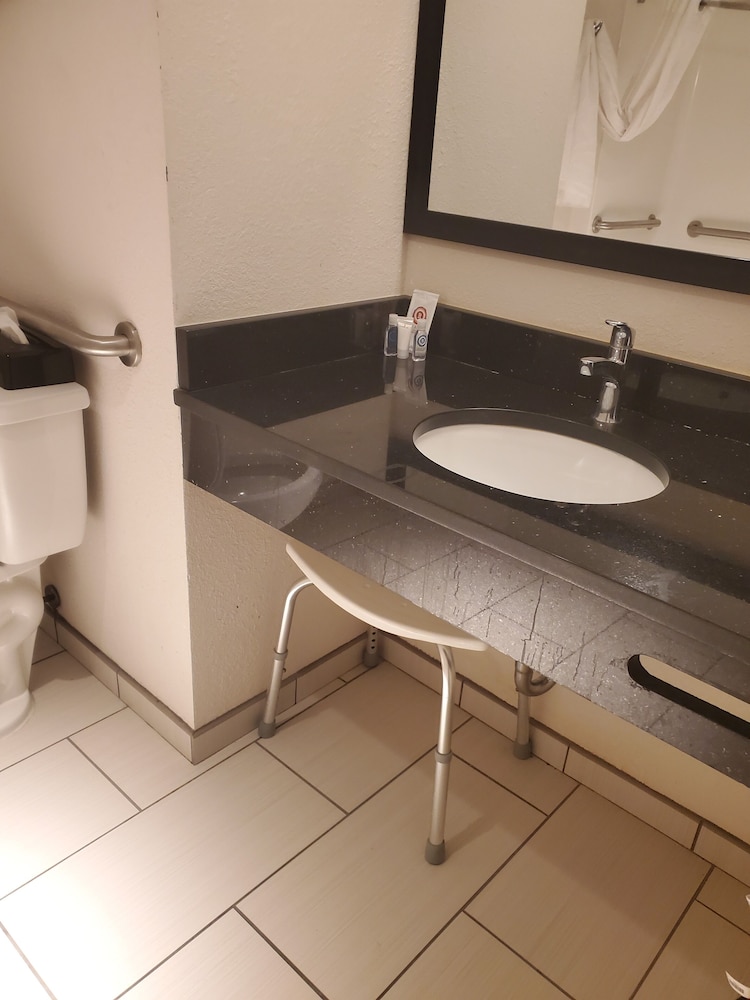 Clarion Hotel & Suites BWI Airport North 55/62