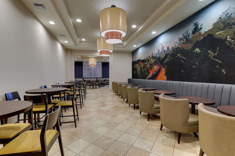Drury Inn and Suites St Louis Arnold 36/46