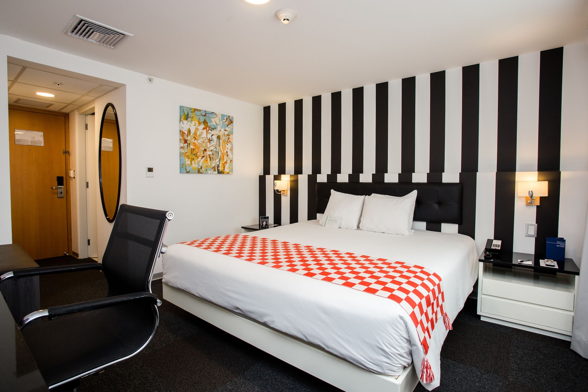 SUPERIOR, QUEEN BED
