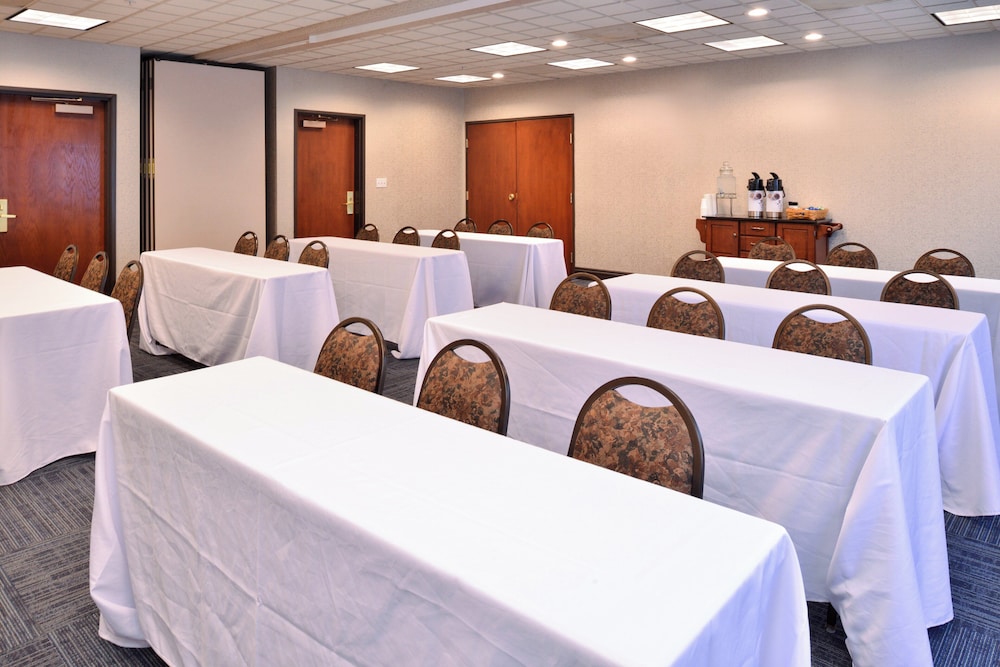 Holiday Inn Express Portland West/hillsboro, An Ihg Hotel 63/73