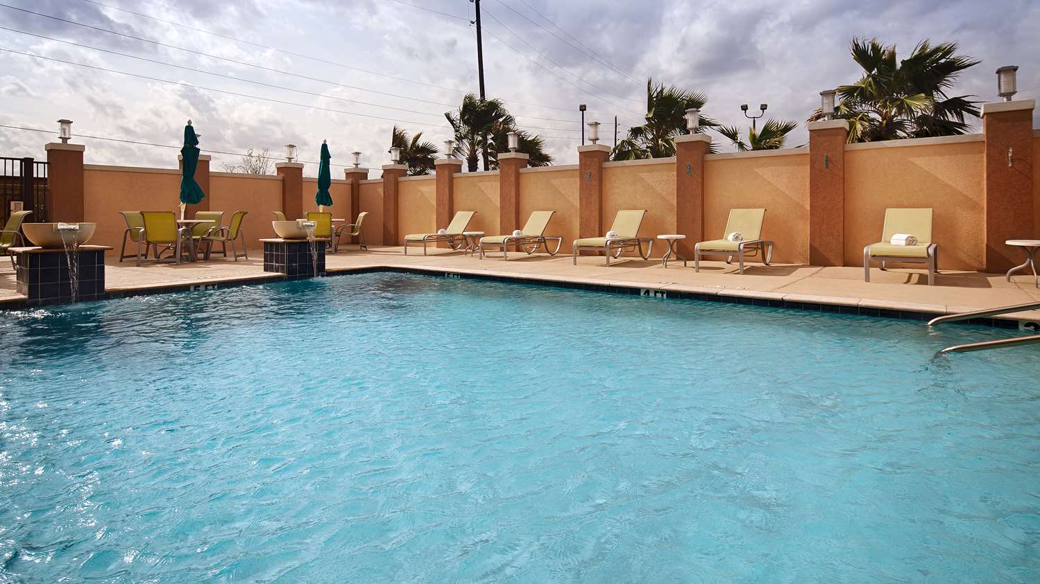 Best Western Premier Ashton Suites Willowbrook 9/9