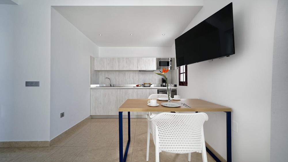 Broncemar Beach Suites Hotel 42/51