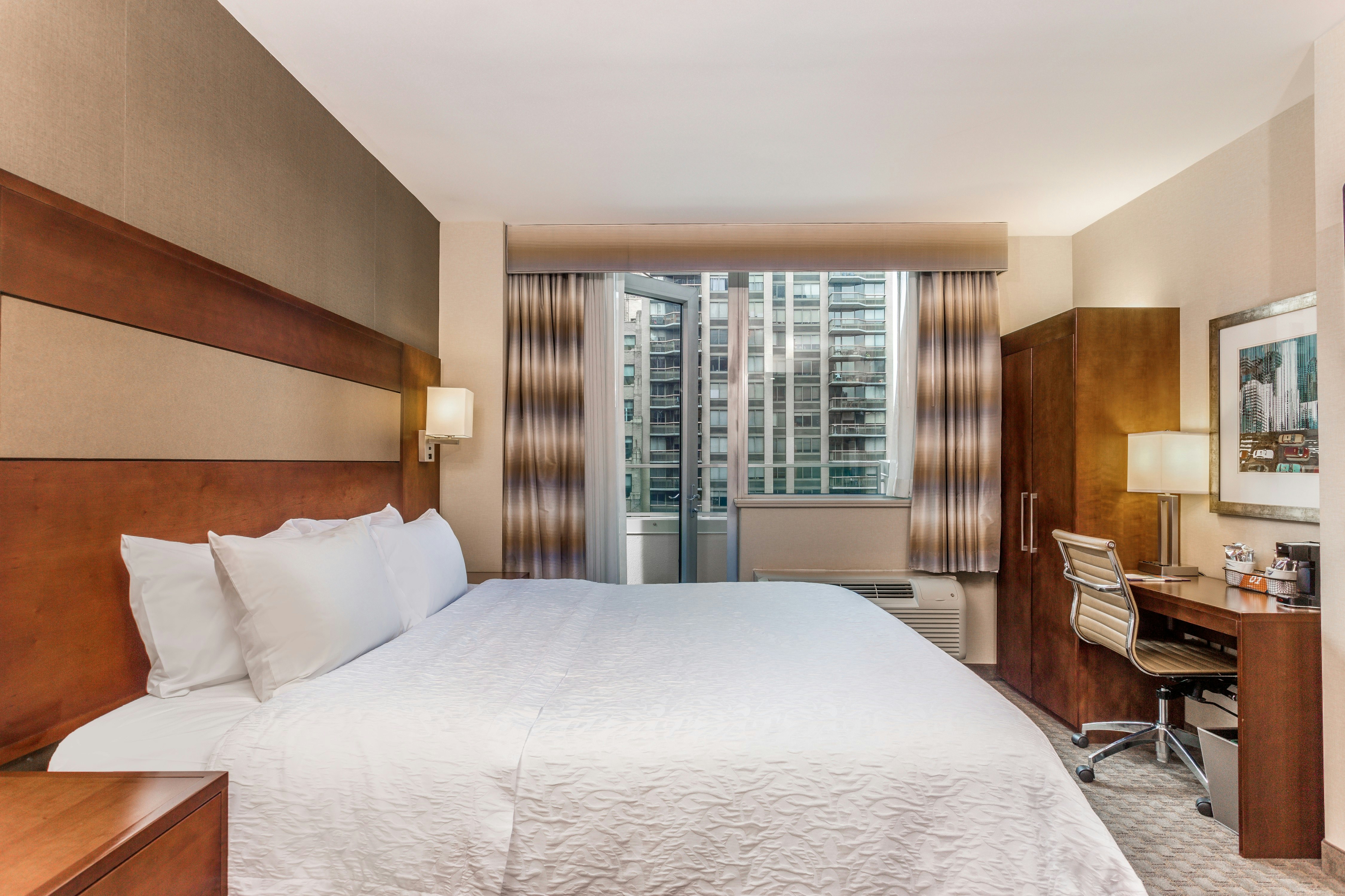 غرفة بسرير كينج بشرفة، Hampton Inn Manhattan Grand Central 4/8