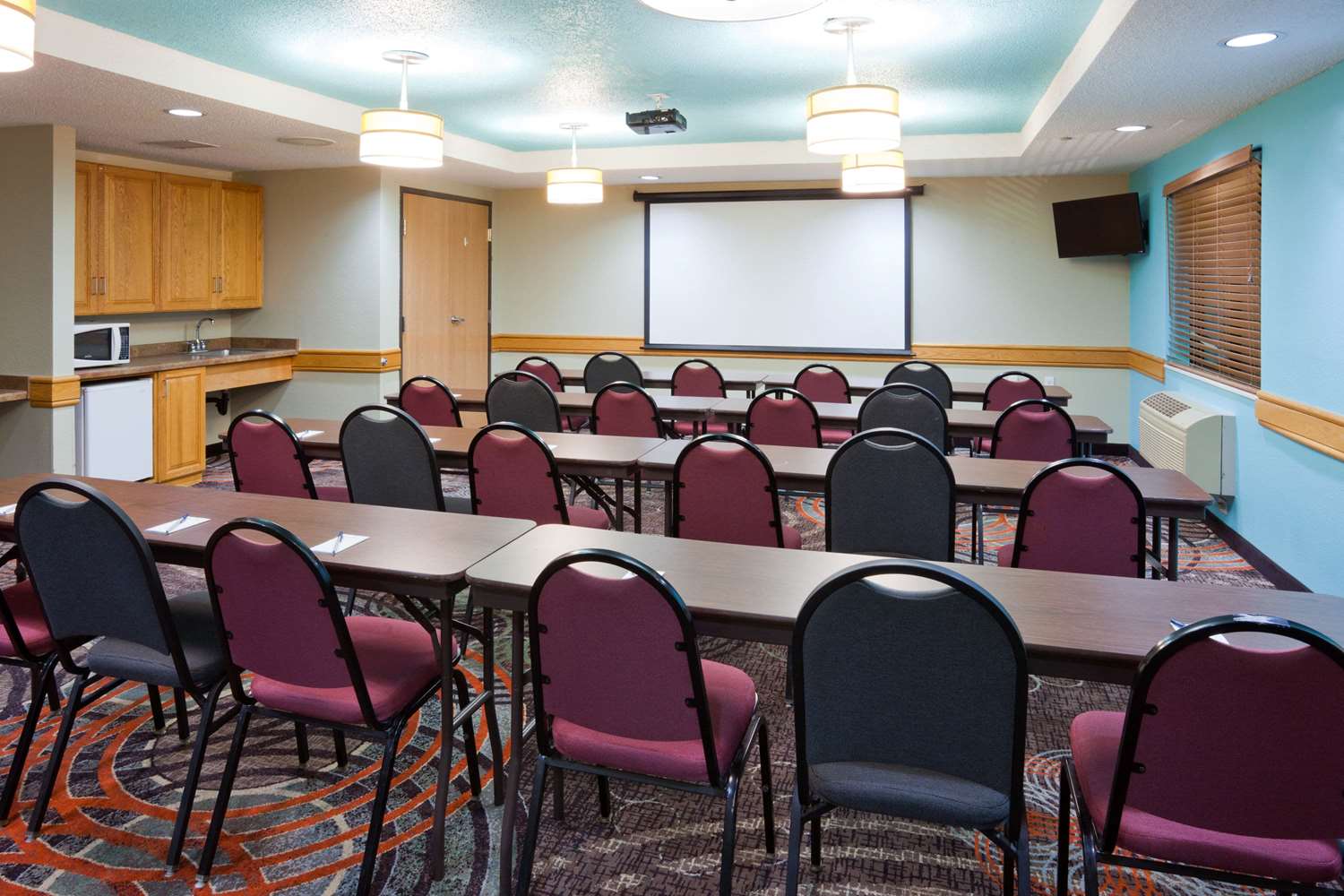 AmericInn by Wyndham Shakopee Near Canterbury Park 15/20