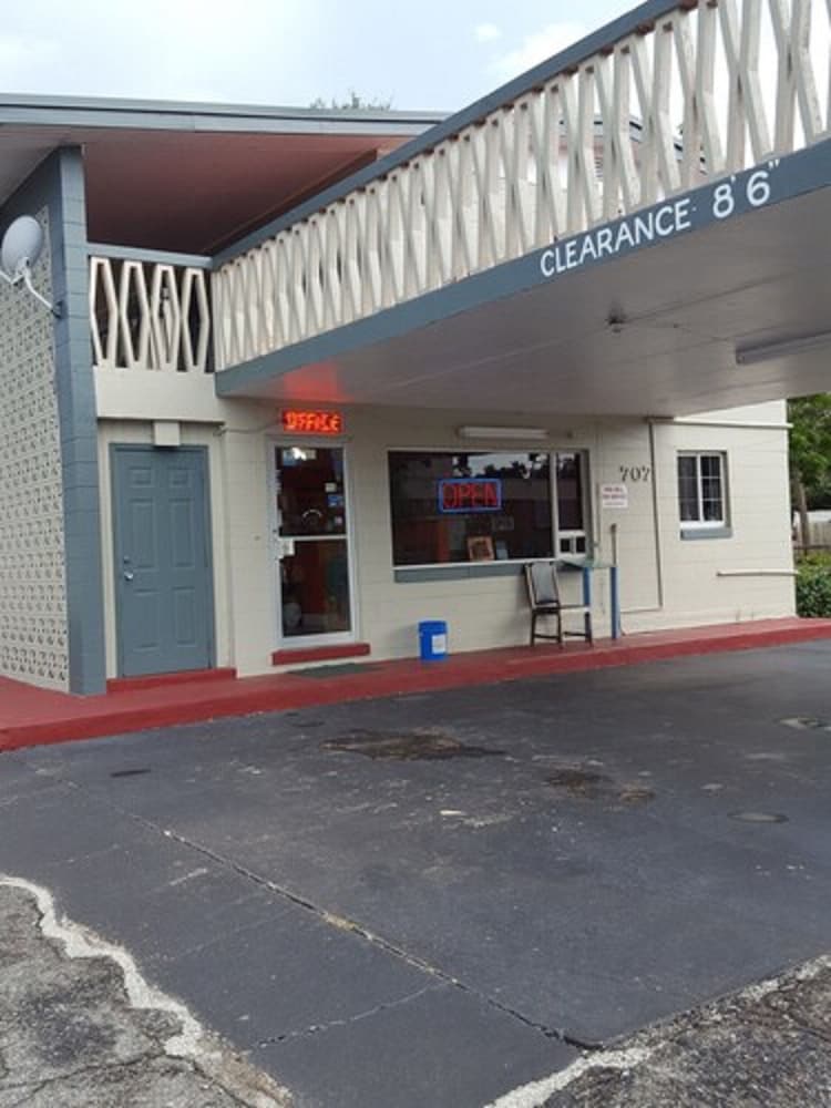 Three Oaks Motel 6/37