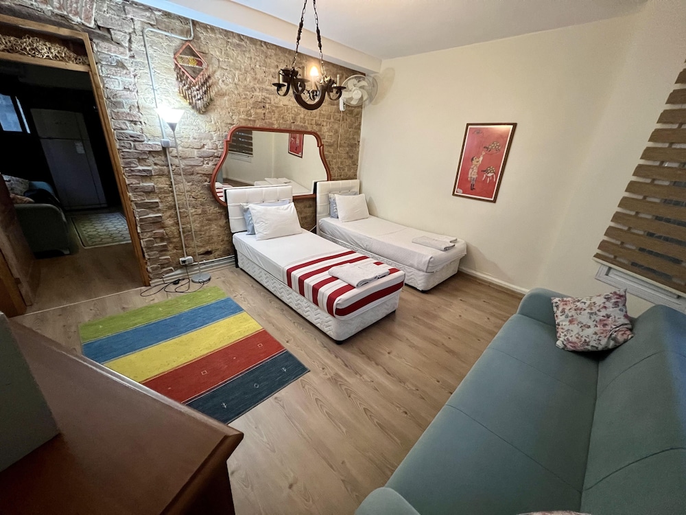 Rodin Hostel 11/44