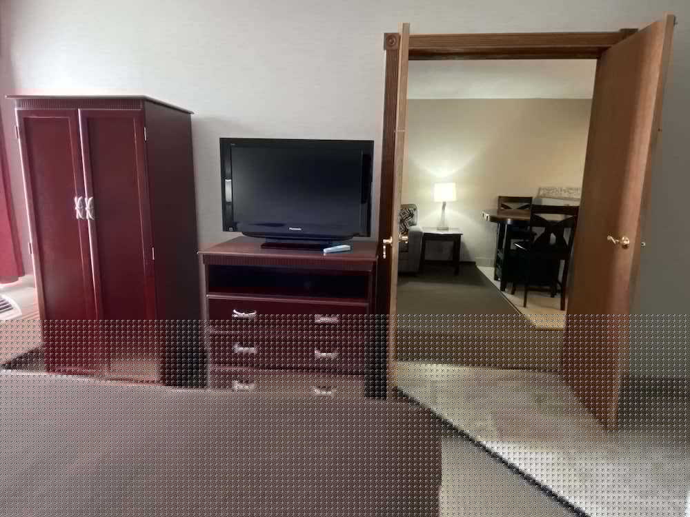 Clarion Inn and Suites Grand Rapids Airport 42/63