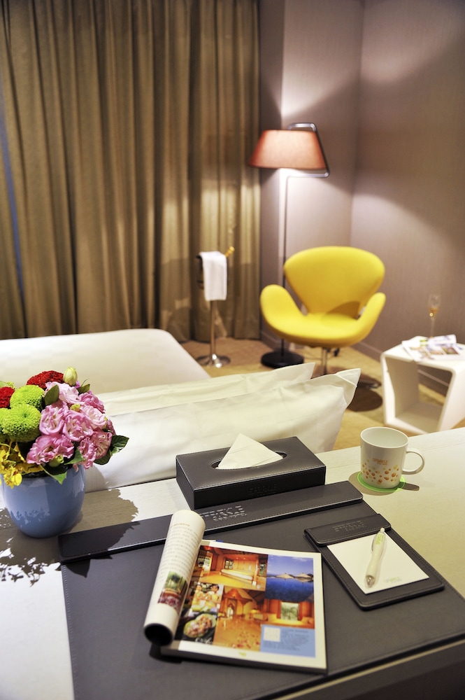 Sparkle Hotel 38/48