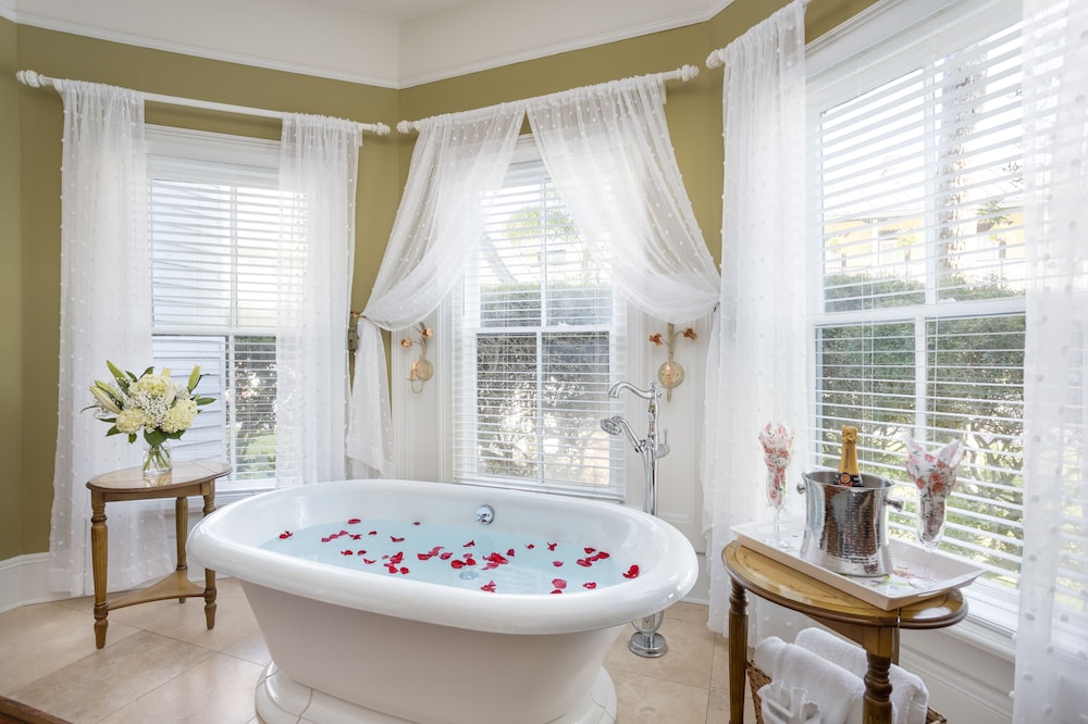 Bayfront Westcott House Bed and Breakfast 50/50