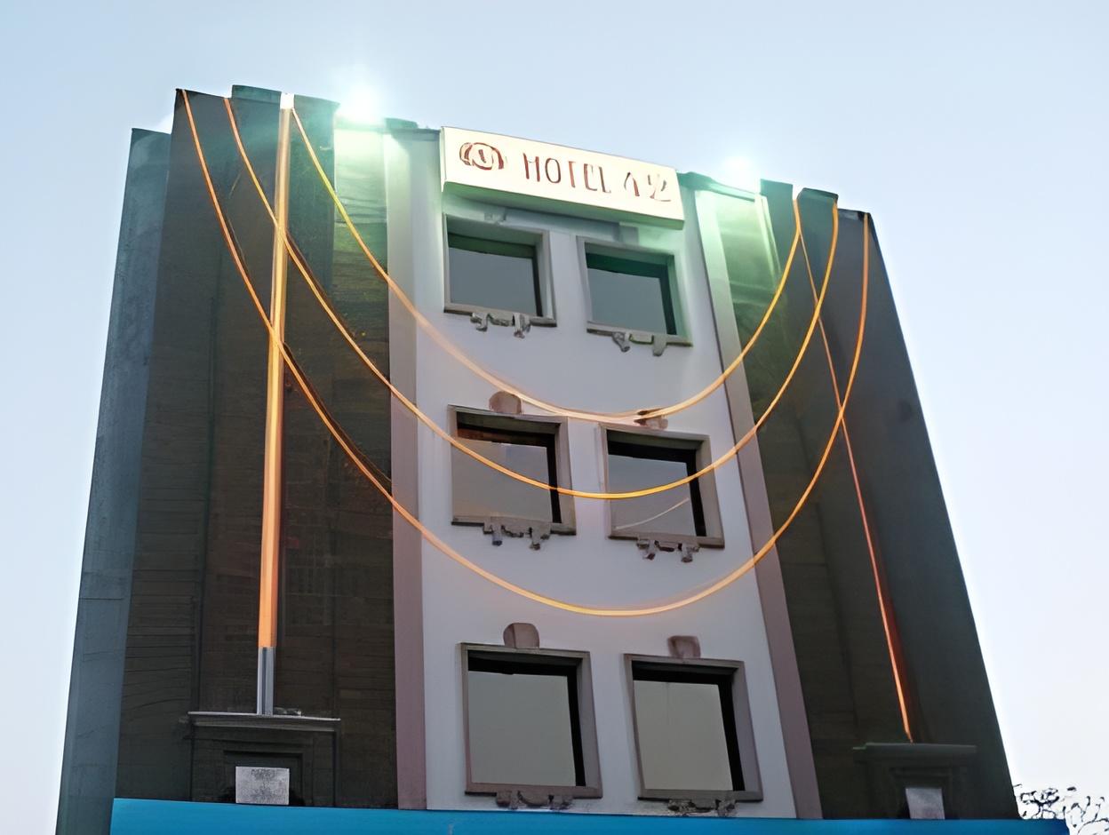 HOTEL 42 1/25
