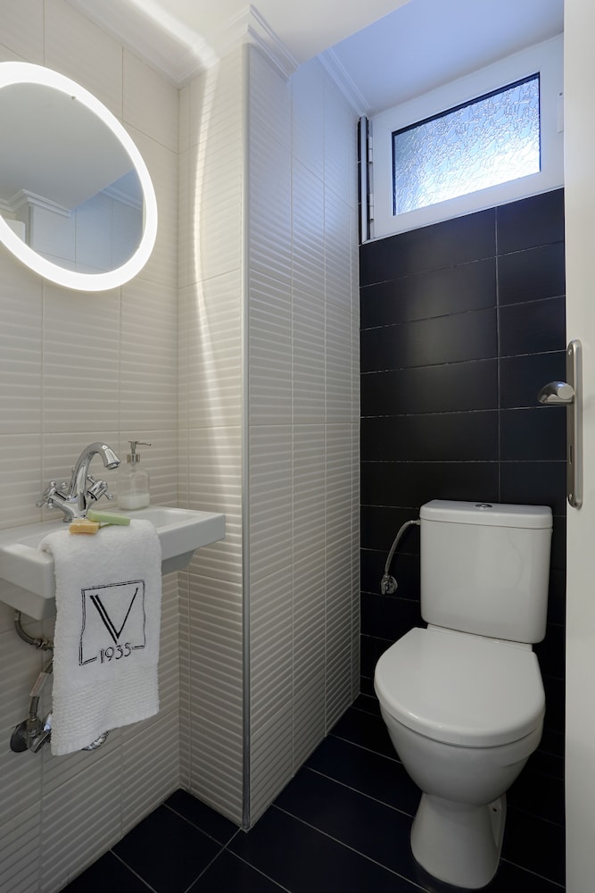 V1935 Luxurious Apartments 46/49