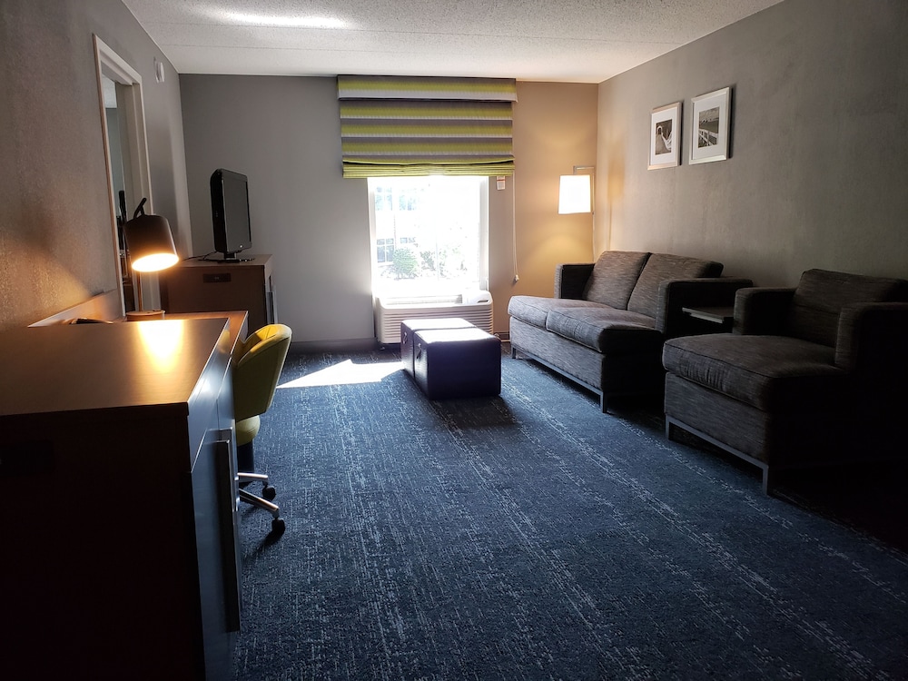 Hampton Inn Suites Newtown 44/57