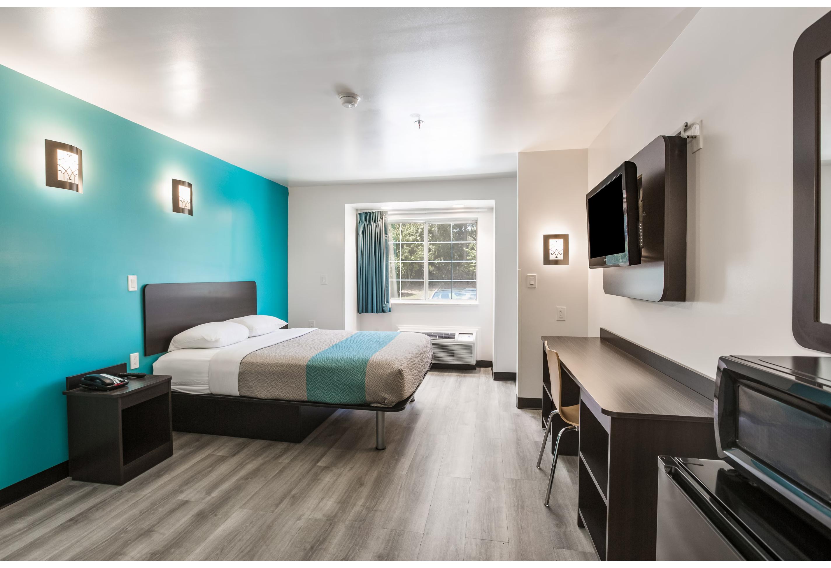 1 Queen Bed - ADA/RI Shower/Non-Smoking