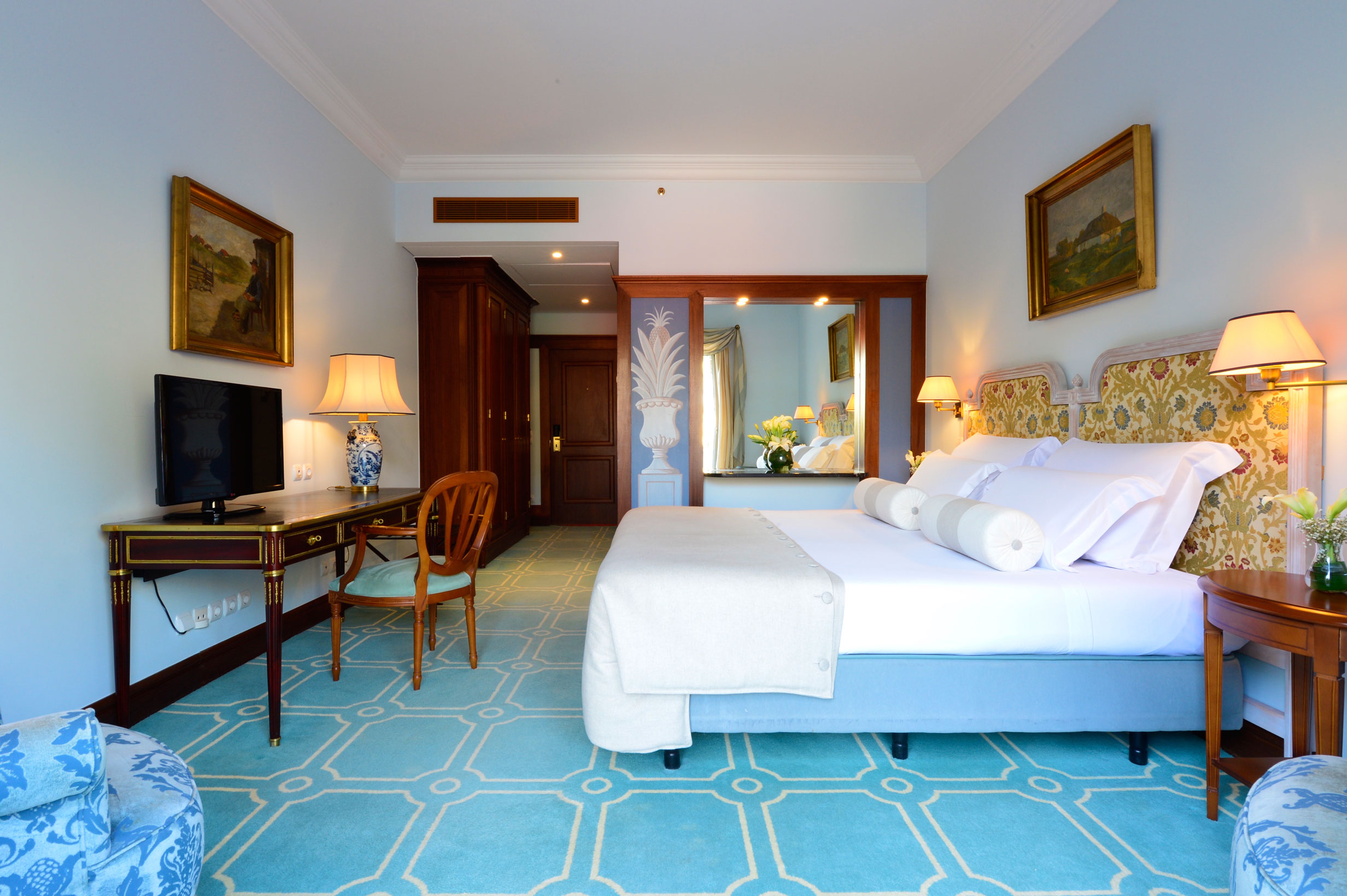 Suite, City View