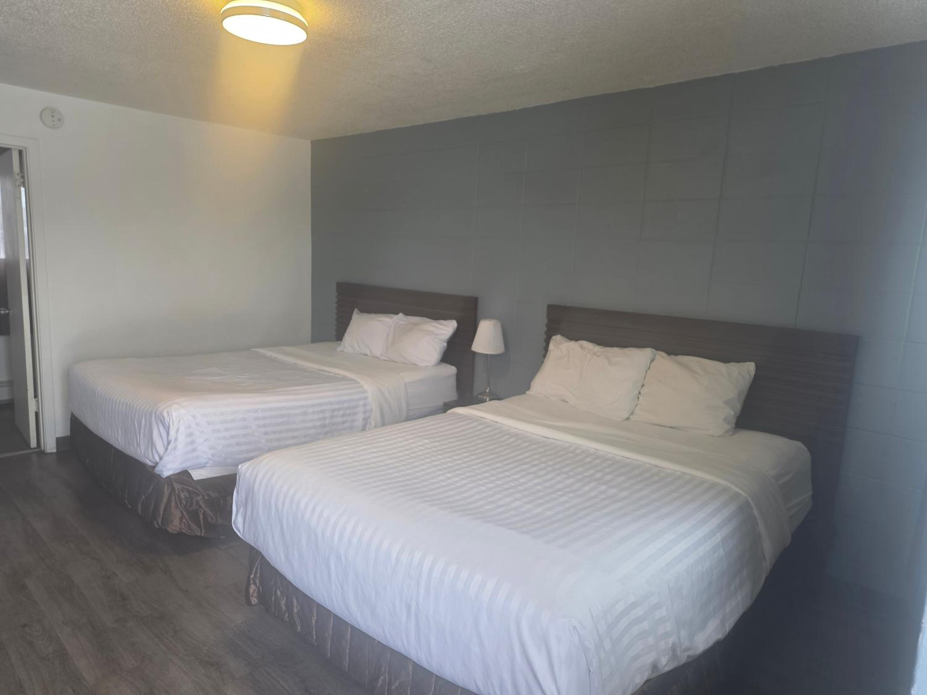 استوديو بسريرين كوين، Howard Johnson by Wyndham Grande Prairie 2/4