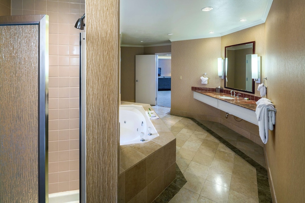 Lobby at Doubletree By Hilton Sonoma Wine Country, ROHNERT PARK - CA