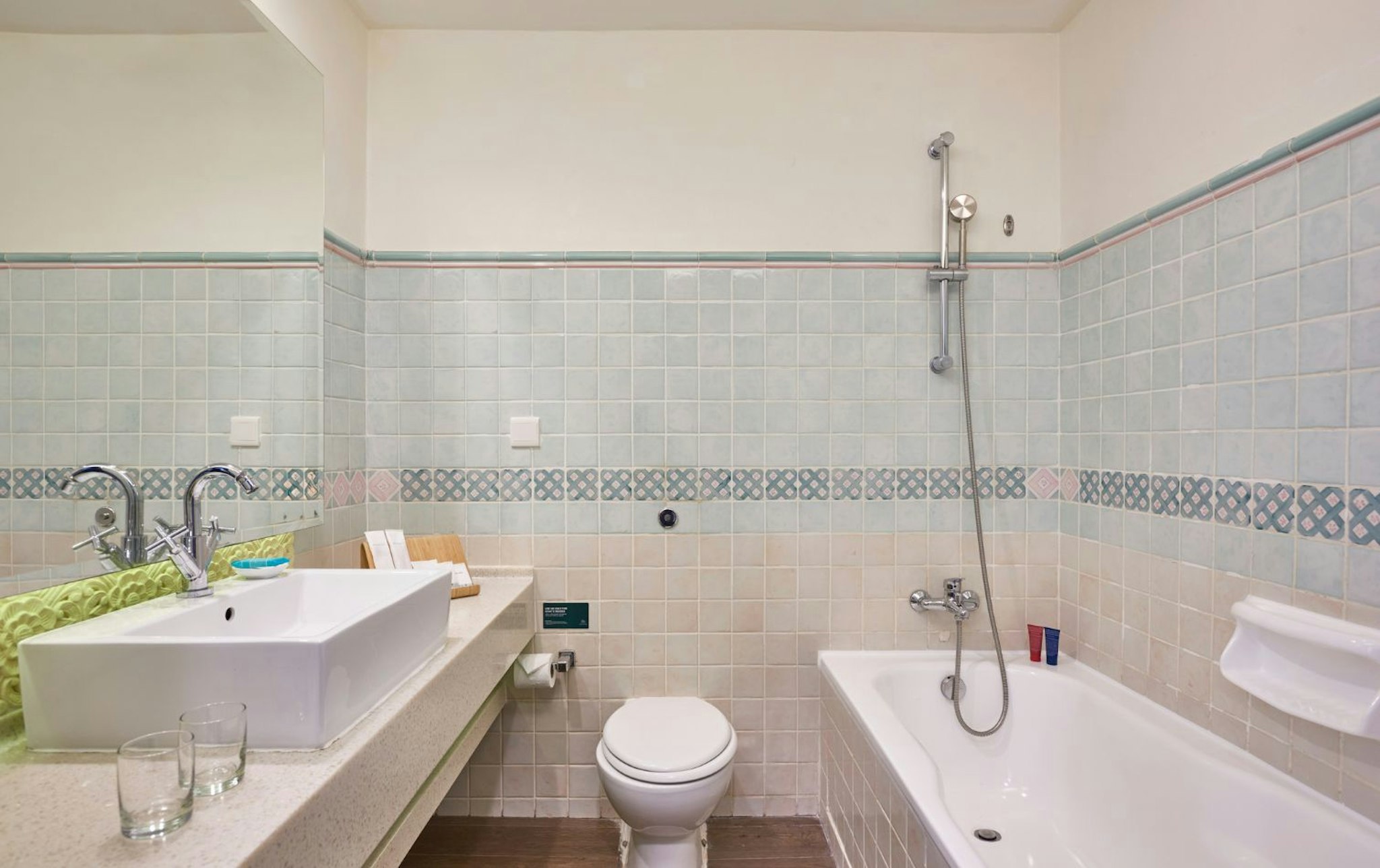 Village Hotel Albert Court 30/33