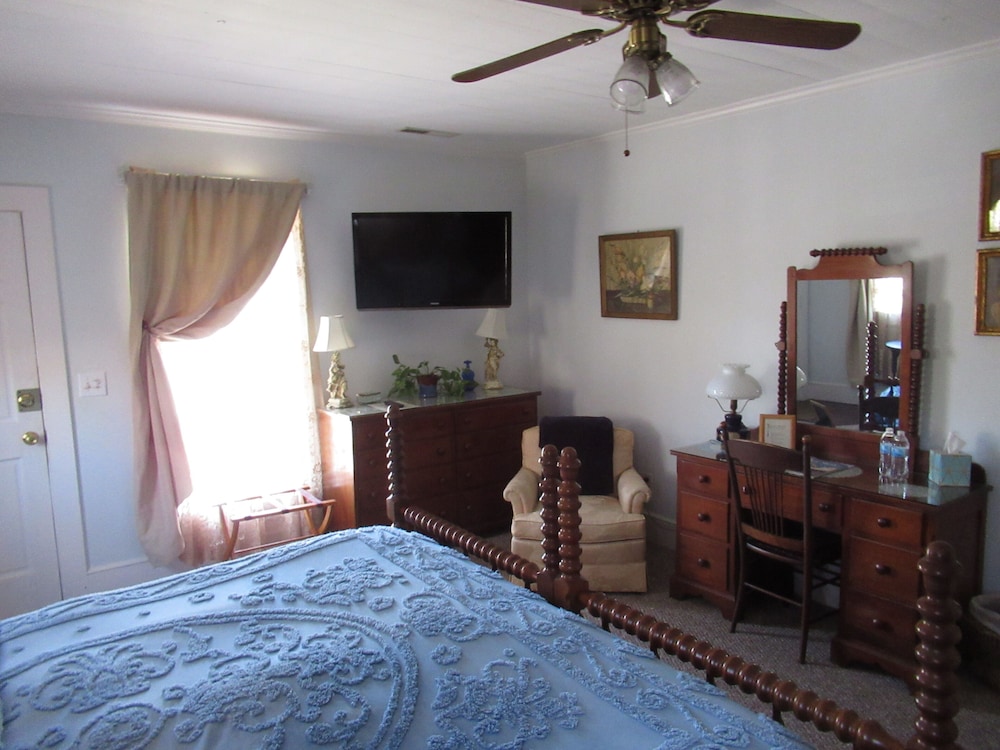 Carrier Houses Bed and Breakfast 23/60