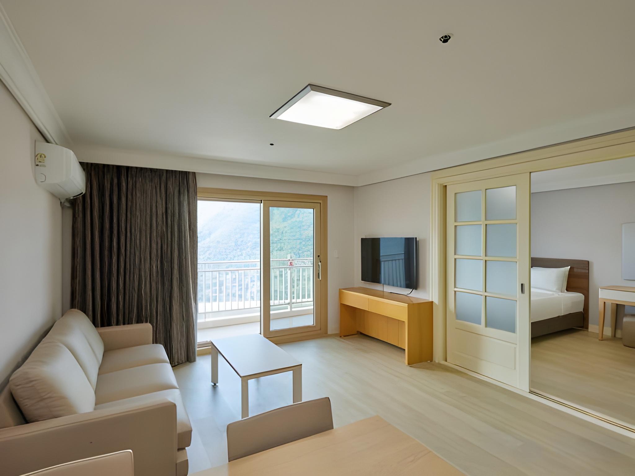 East, Suite, Lake or Lake View, Kitchen