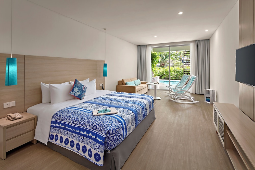 Superior, Twin Beds, Pool Access