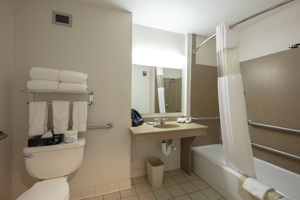 La Quinta Inn Suites Springfield Airport Plaza 31/61