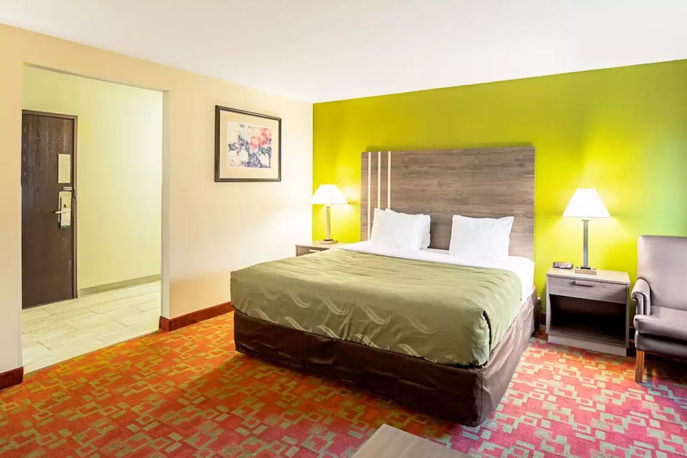 STUDIO, SUITE, KING BED