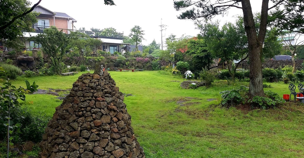 Jeju Gotjawal Geomoon Oreum Pension 36/50