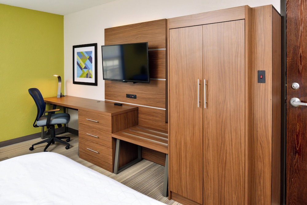 Holiday Inn Express Suites North Kansas City Ex Quality Inn Suites 47/52
