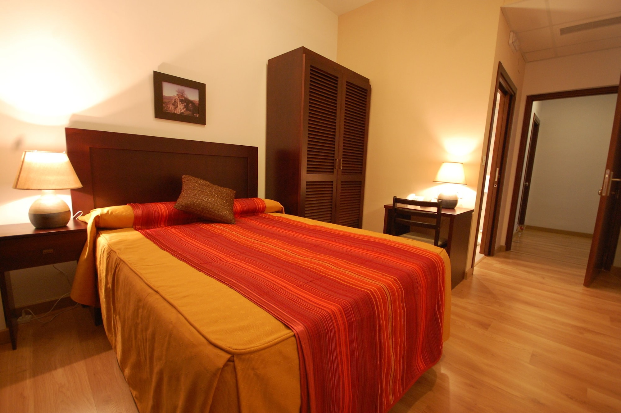 ROOM, DOUBLE BED