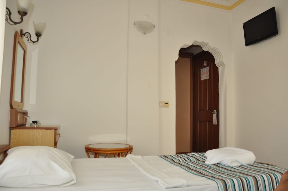 Miss Cleopatra Hotel 16/50