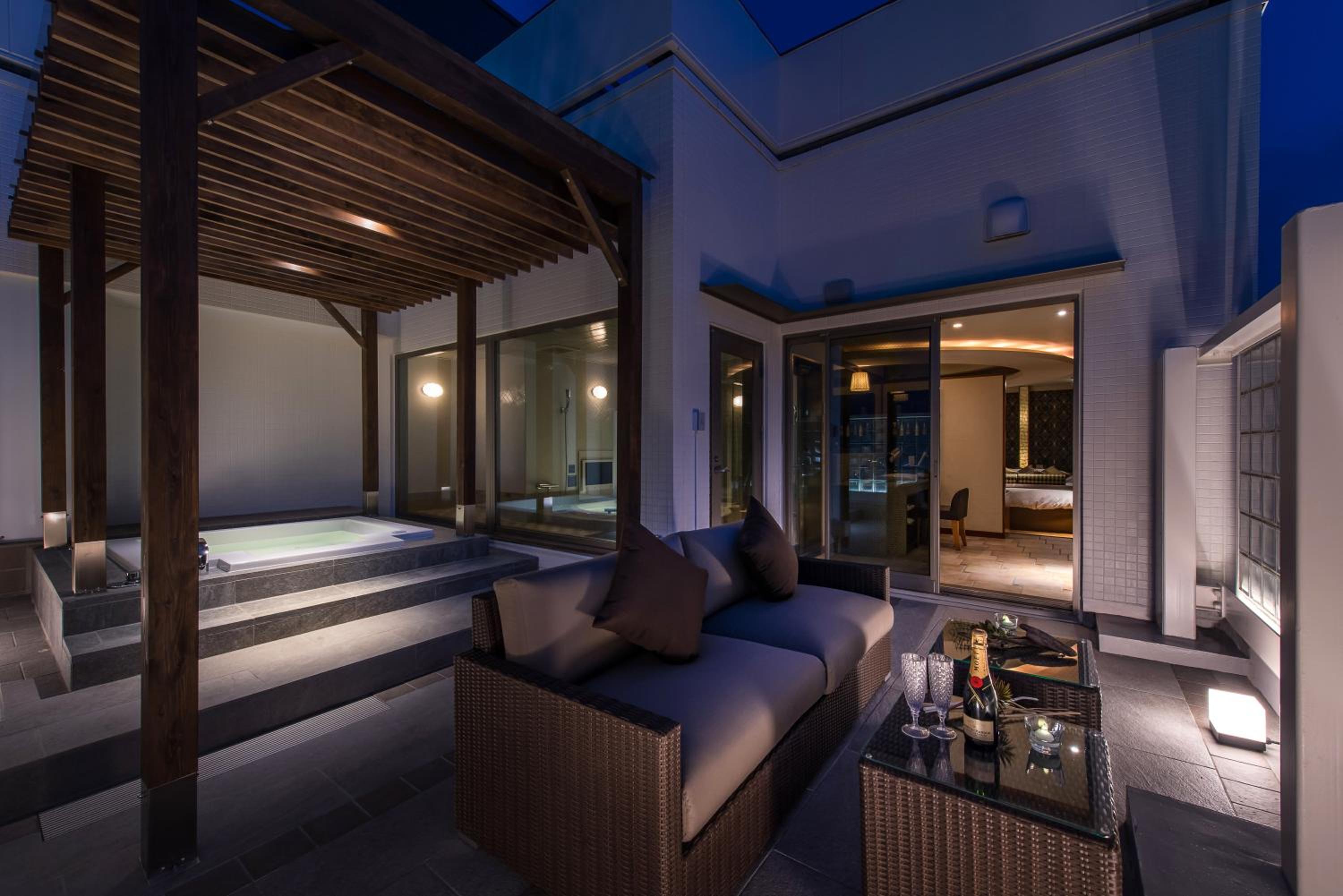 Hotel C. Chiba Shiroi 43/58