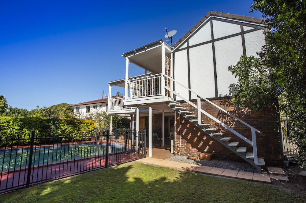 Ainslie Manor Bed and Breakfast 60/66