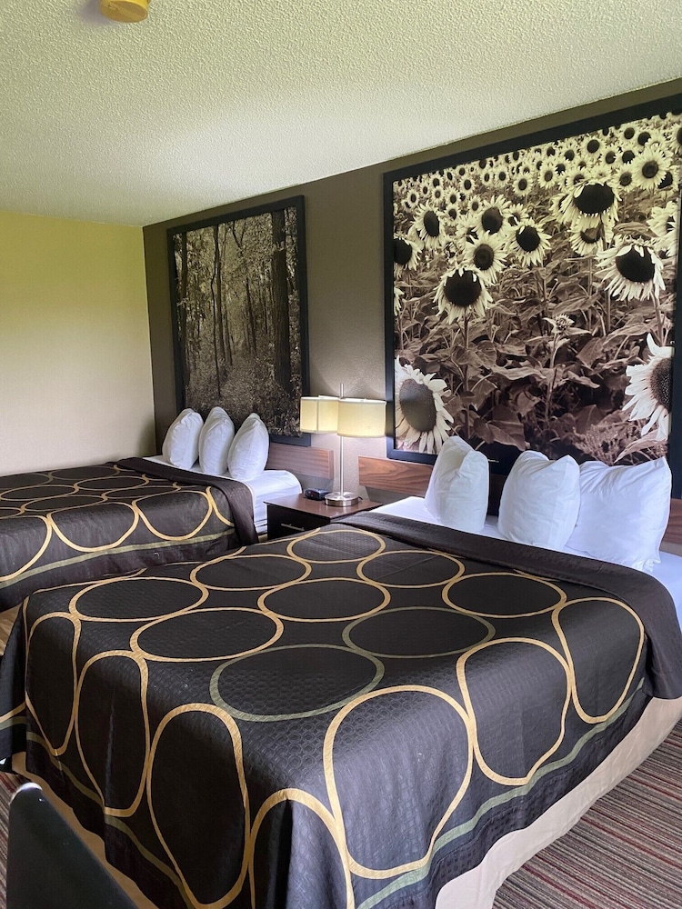 Super 8 by Wyndham New Hampton 15/32