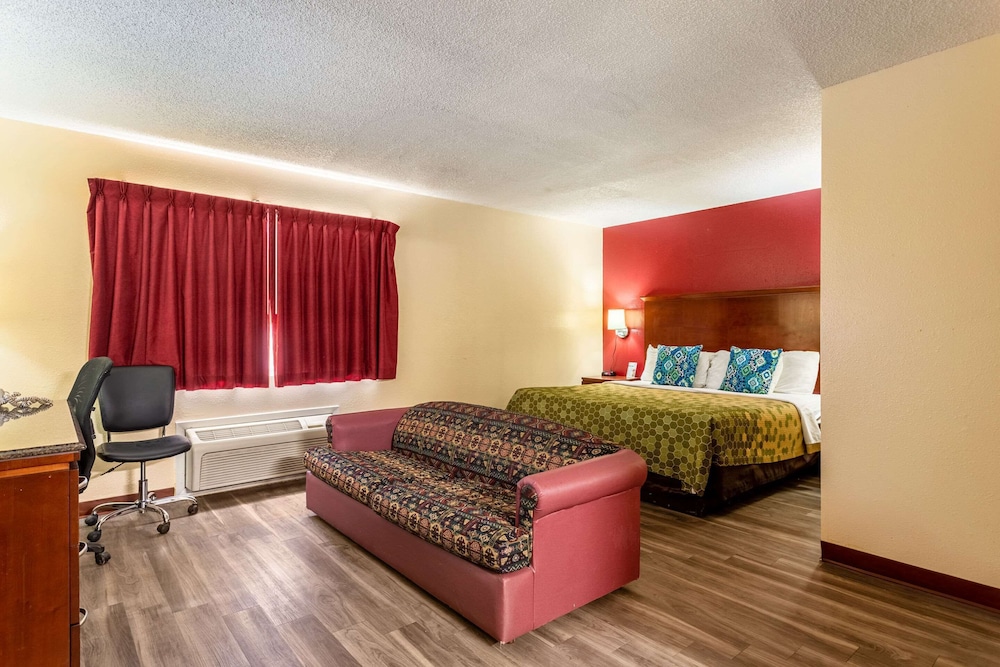 Econo Lodge Gallup West 8/24